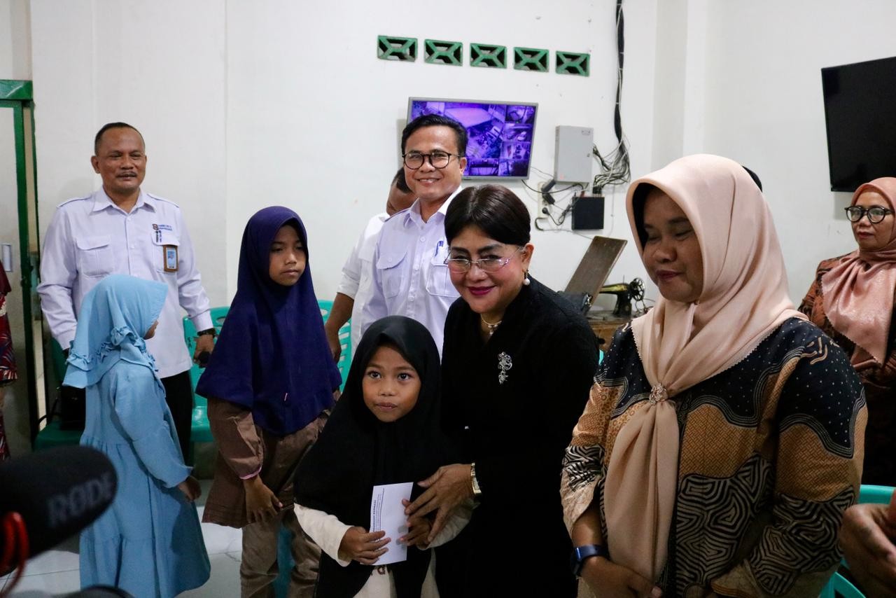Ketua TP PKK Kota Pematangsiantar Liswati Wesly Silalahi bersama jajaran Perumda Tirta Uli menyerahkan bantuan sembako dan tali asih kepada anak-anak PA Putri Aisyiah, Selasa (3/3).