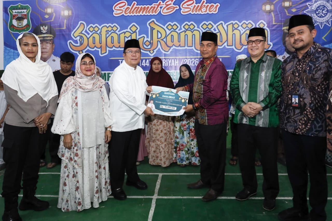 Wesly Silalahi menyerahkan dana hibah Rp50 juta kepada BKM Masjid Taqwa Muhammadiyah dalam Safari Ramadan Pemko Pematangsiantar, Selasa (3/3).