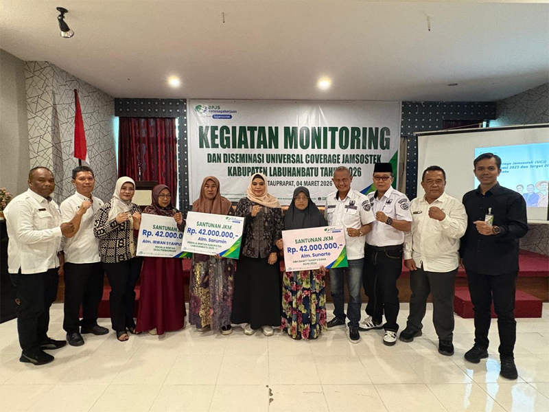  Kepala BPJS Ketenagakerjaan Labuhanbatu Rantauprapat (paling pinggir kanan) berfoto bersama sejumlah kepala OPD Pemkab Labuhanbatu serta ahli waris penerima JKM.  &nbsp;