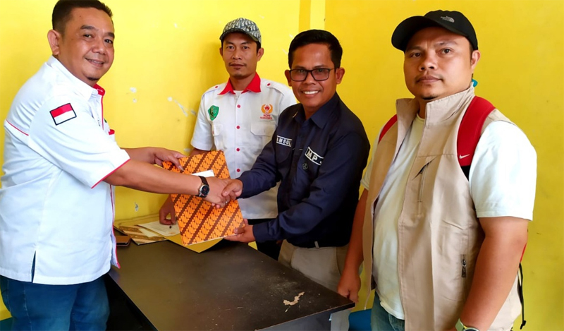 Hasanuddin Sipahutar saat menyerahkan berkas pendaftaran calon Ketua KONI Padangsidimpuan.