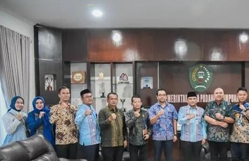 Wali Kota Padangsidimpuan, H. Letnan Dalimunthe, menerima audiensi dari BNNK Kabupaten Tapsel di Ruang Audiensi Kantor Wali Kota Padangsidimpuan.