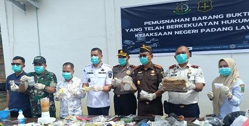 Pemusnahan barang bukti perkara di Kejaksaan Negeri Palas.  