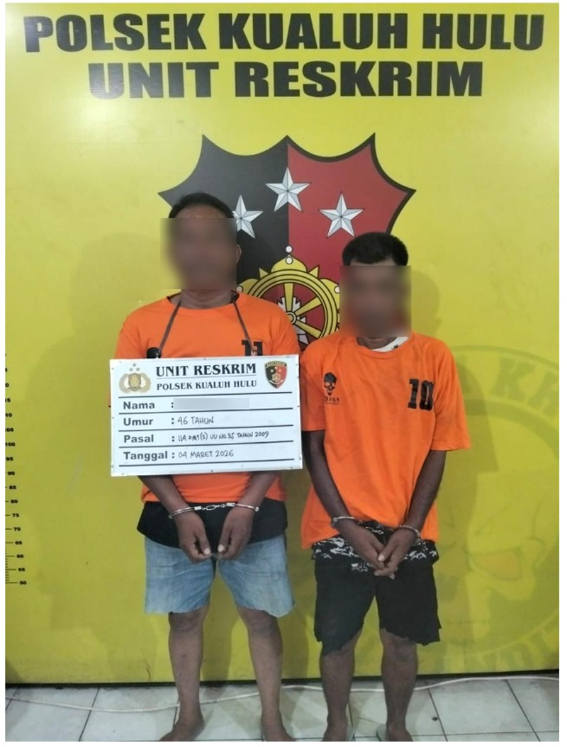 Dua tersangka saat diamankan polisi.