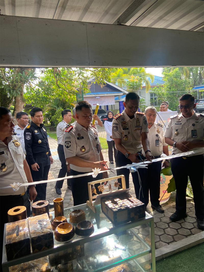  Kalapas Refin Tua Simanullang meresmikan gerai UMKM.