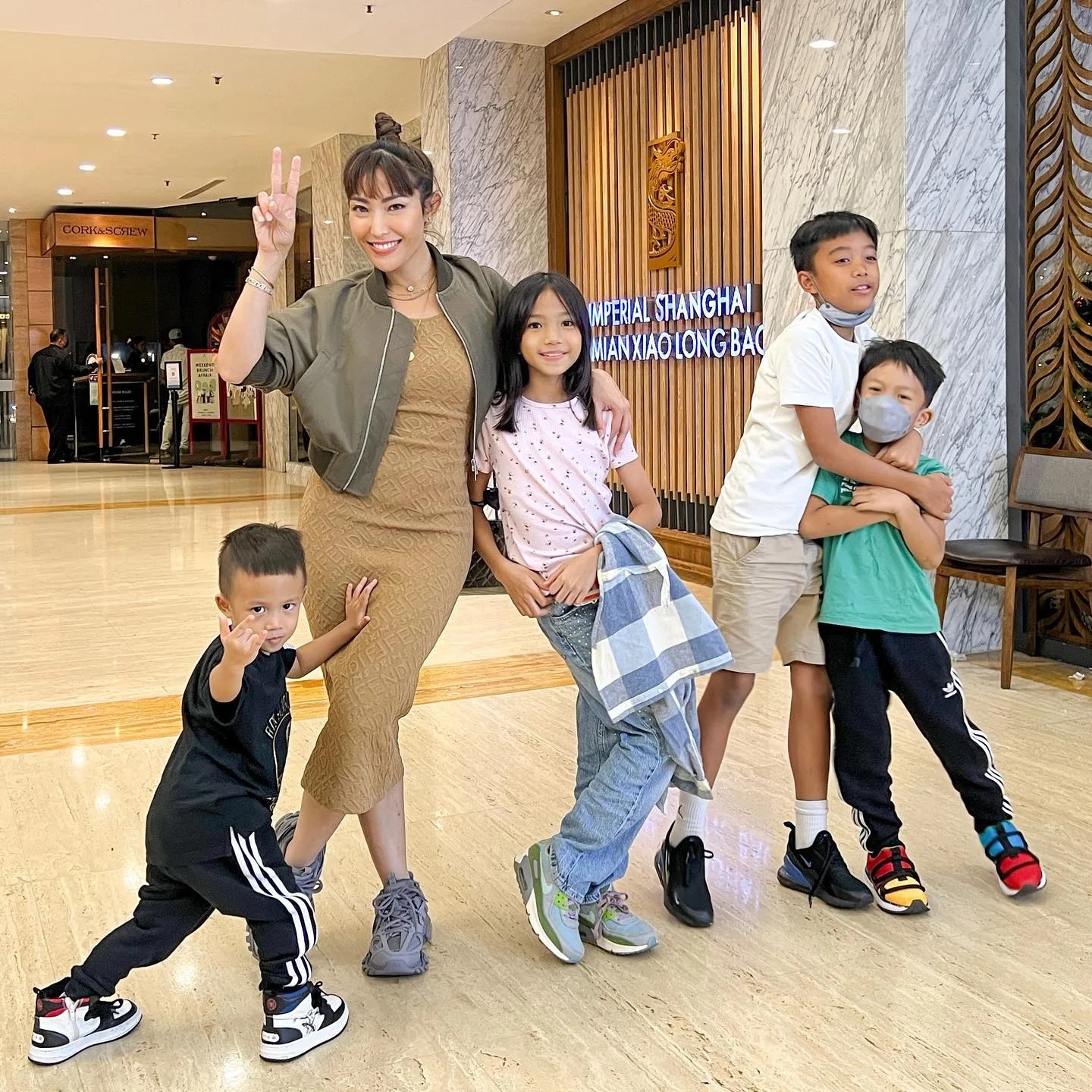 Presenter Ayu Dewi membagikan cerita perjuangannya membangunkan anak-anak sahur selama Ramadan, bahkan sampai menggunakan sound keras.