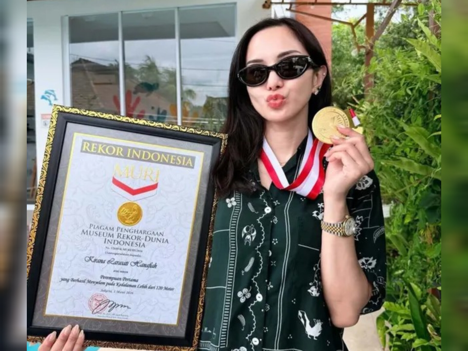 Aktris sekaligus penyelam Kirana Larasati saat melakukan freediving. Ia mencetak rekor MURI sebagai perempuan Indonesia pertama yang menyelam hingga kedalaman 127 meter di Tulamben, Bali.