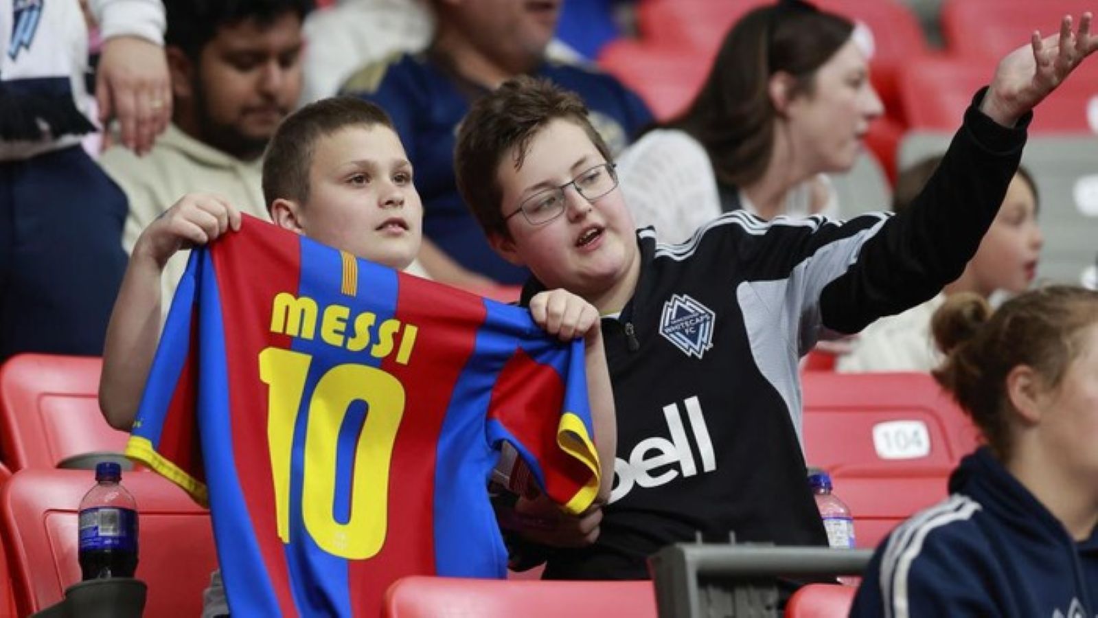Lionel Messi saat memperkuat Inter Miami dalam laga Major League Soccer. Absennya Messi di laga tandang ke Vancouver memicu gugatan fans. 