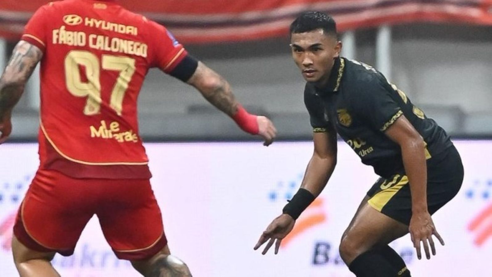 Gelandang Borneo FC Rivaldo Pakpahan berduel dengan pemain Persija Jakarta pada laga Super League 2025/2026 di Jakarta, Selasa (3/3/2026). Rivaldo dinilai layak dipanggil ke Timnnas Indonesia.