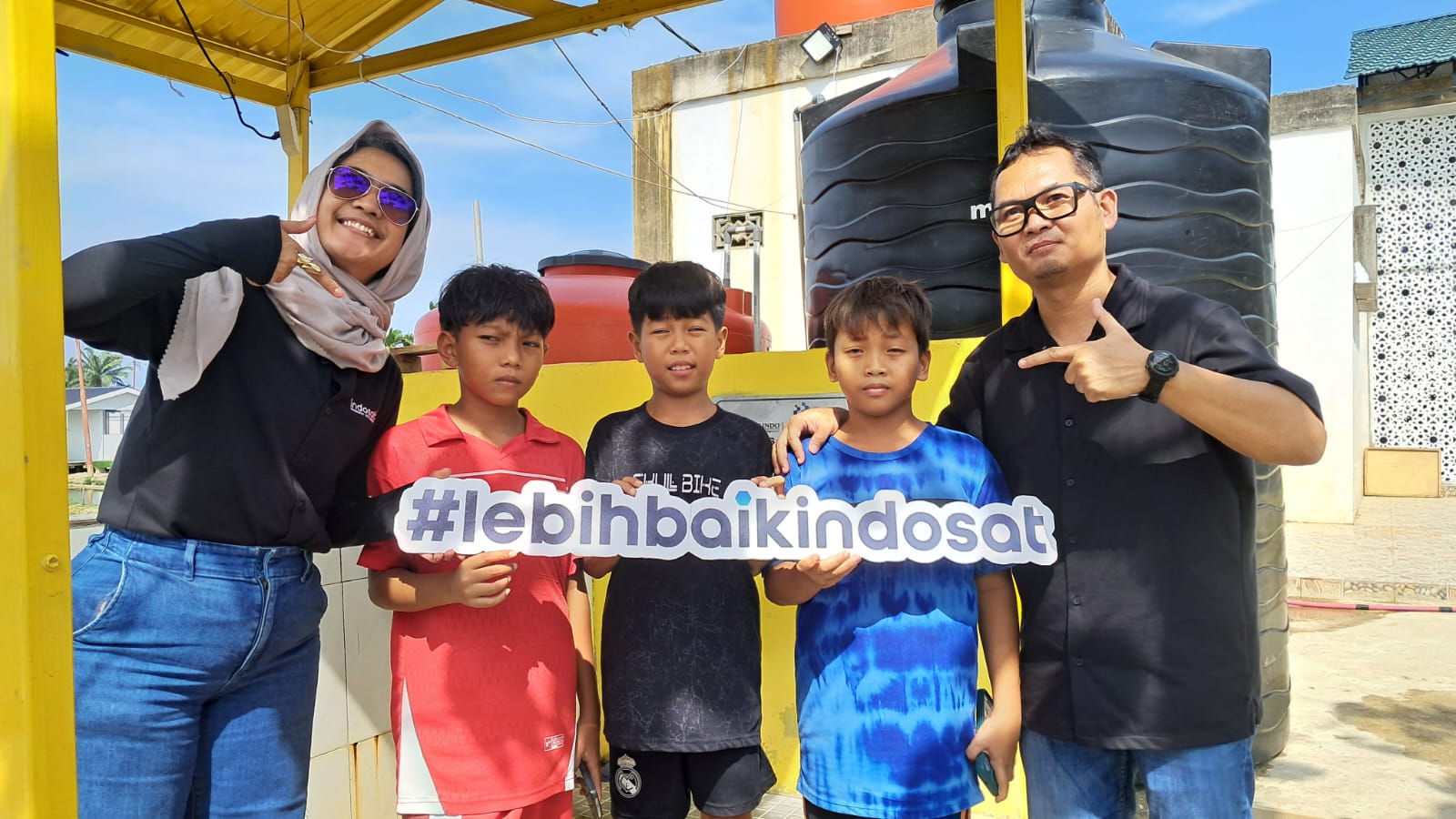 VP-Head of Region Northern Sumatera, Anjar Budi Kurniawan dan AVP Communications Circle Sumatra Gledy Simanjuntak, foto bersama anak-anak Aceh Tamiang.