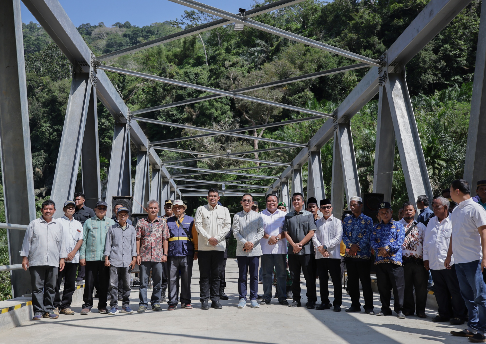 Gubernur Sumatera Utara Muhammad Bobby Afif Nasution bersama Bupati Gus Irawan Pasaribu saat meresmikan Jembatan Aek Sipange di Kabupaten Tapanuli Selatan, Kamis (5/3/2026).