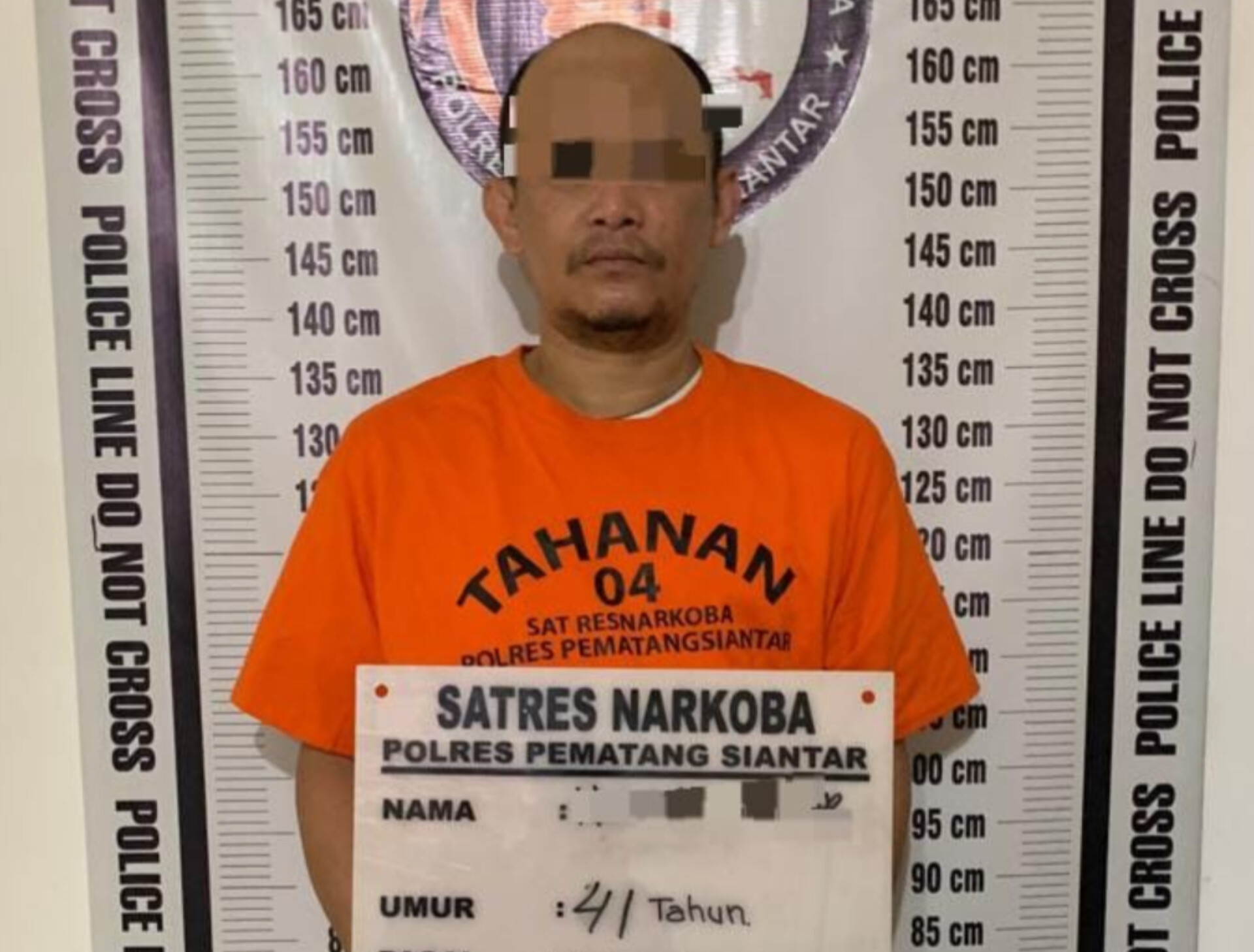 Petugas Satresnarkoba Polres Pematangsiantar menunjukkan barang bukti sabu-sabu seberat 2,32 gram yang disita dari tersangka HA di Pematangsiantar.