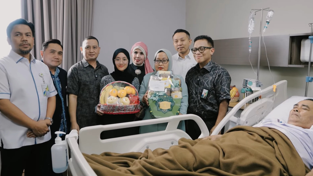 Direktur Utama (Dirut) BPJS Ketenagakerjaan, Saiful Hidayat, bersama Direktur Pelayanan Trisna Sonjaya, menjenguk dua peserta yang tengah menjalani perawatan intensif di RS EMC Pekayon.