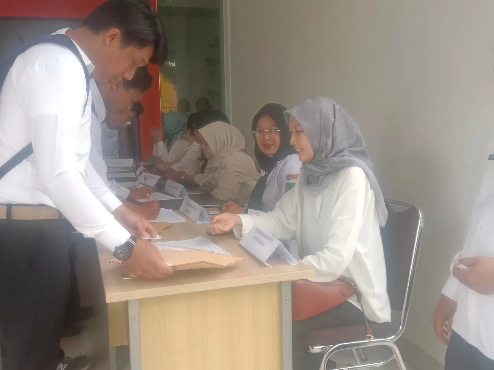 Pencari kerja memadati lokasi job fair di Kantor Administratur KEK Sei Mangkei, Kabupaten Simalungun, Selasa (4/3/2026). Bursa kerja yang digelar Disnaker Sumut ini membuka 418 lowongan.