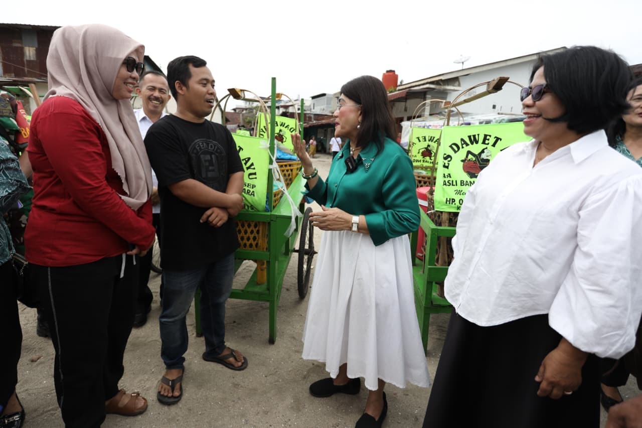 Ketua TP PKK Pematangsiantar Liswati Wesly Silalahi berdialog dengan pelaku usaha es dawet saat mengunjungi salah satu UMKM di Jalan Siatas Baritas, Kelurahan Tomuan.