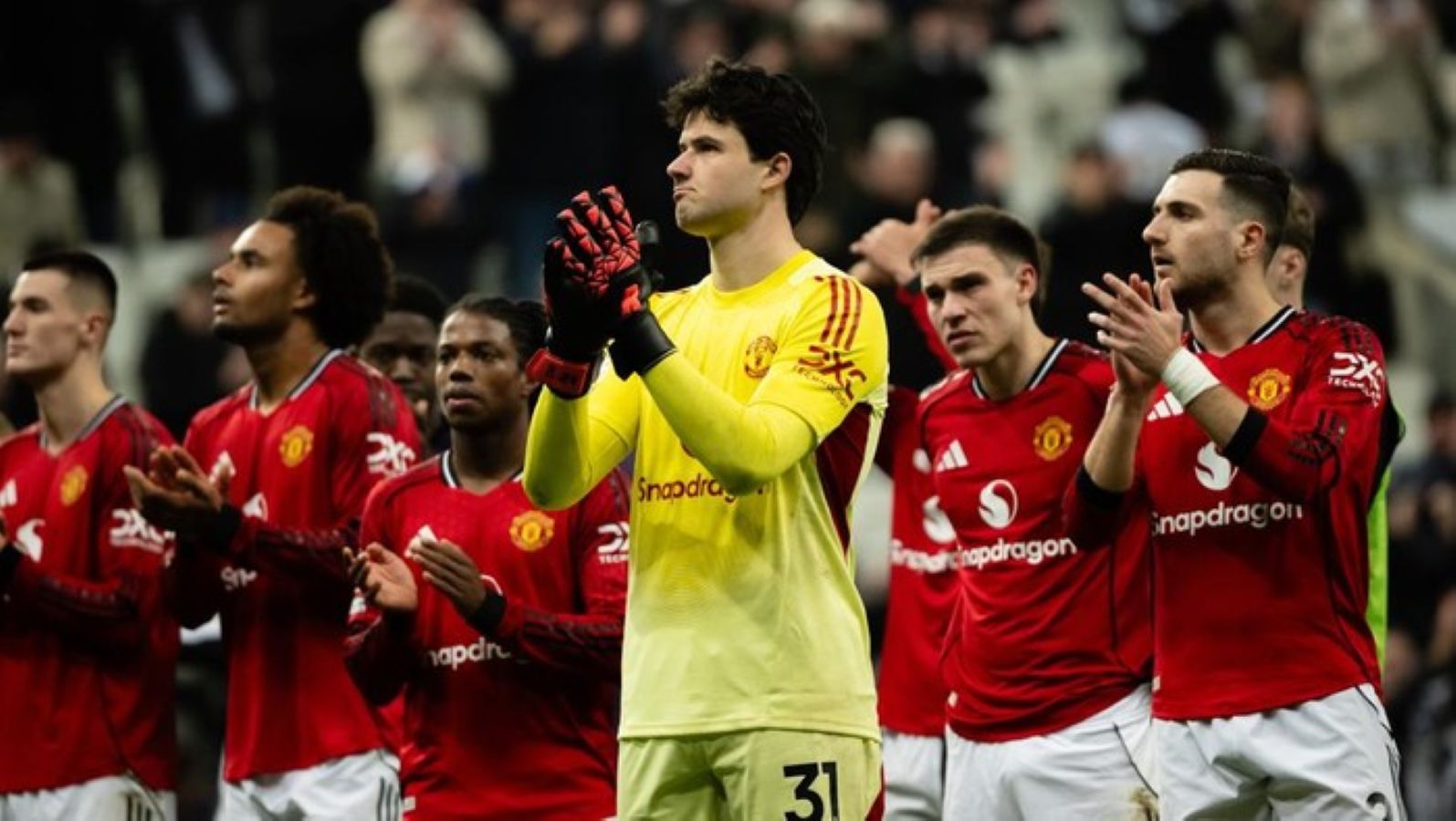 Kiper Manchester United Senne Lammens bereaksi saat menghadapi Newcastle United dalam laga Premier League di St James' Park
