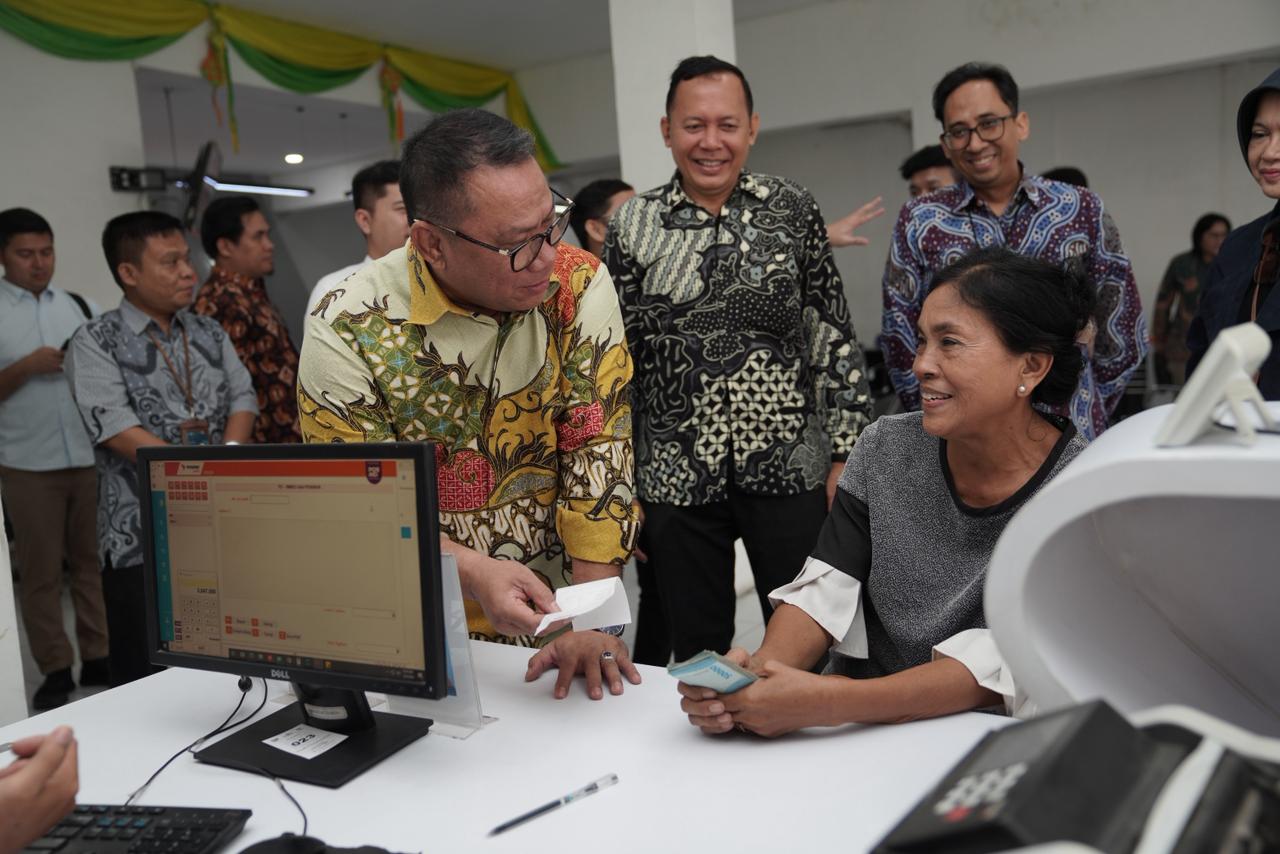 Komisaris Utama Fary Djemy Francis meninjau layanan penyaluran THR pensiun 2026 di Kantor Cabang Medan dan mitra bayar PT Pos Indonesia.