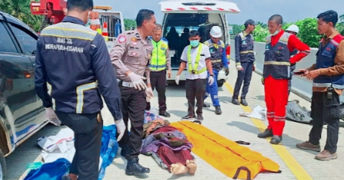 Petugas kepolisian melakukan evakuasi korban dan olah TKP kecelakaan maut di Jalan Tol Indrapura-Kisaran KM 134 yang menewaskan 4 orang dan melukai 3 korban lainnya.