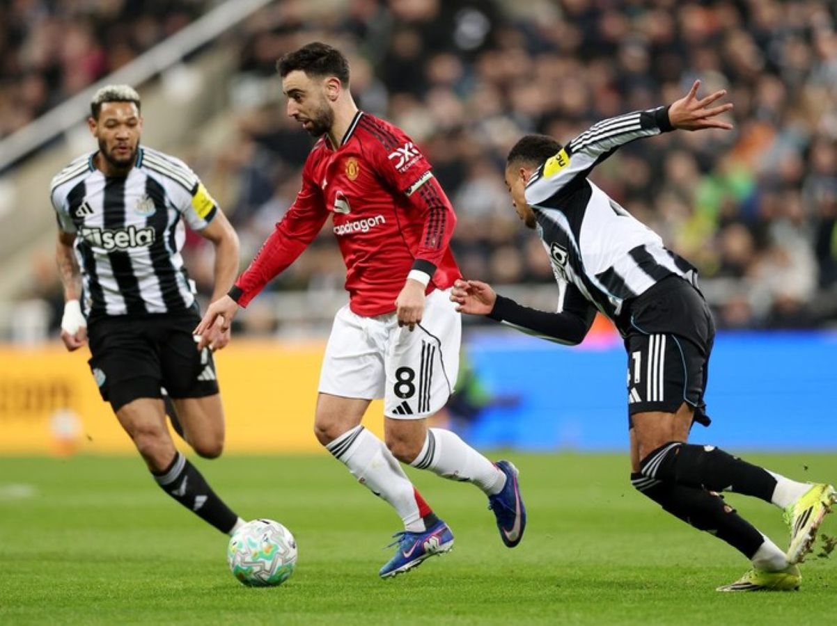 Pemain Newcastle United merayakan gol kemenangan ke gawang Manchester United pada laga Premier League di St James' Park. 