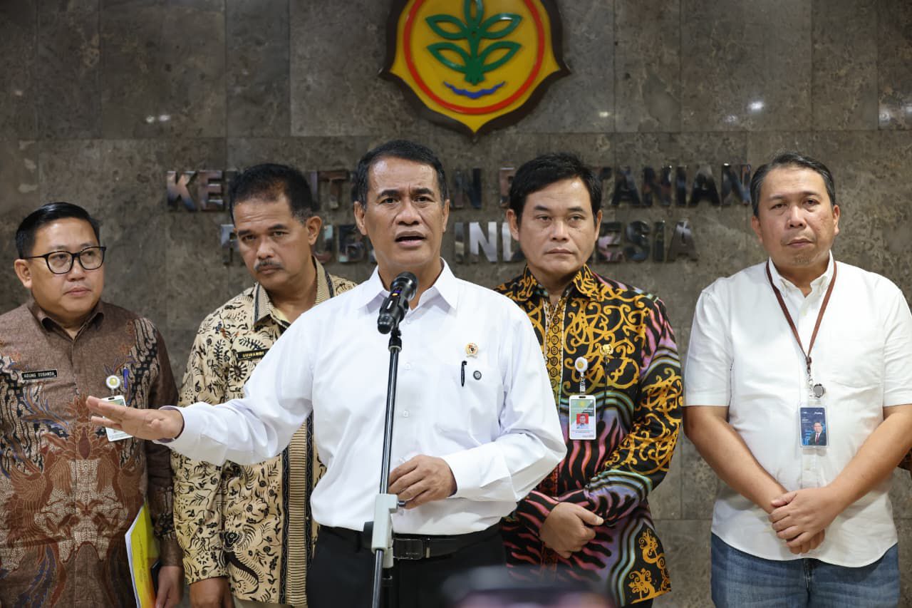 Menteri Pertanian Andi Amran Sulaiman saat konferensi pers terkait kondisi stok beras dan ketahanan pangan nasional di Kantor Pusat Kementerian Pertanian Republik Indonesia, Jakarta.