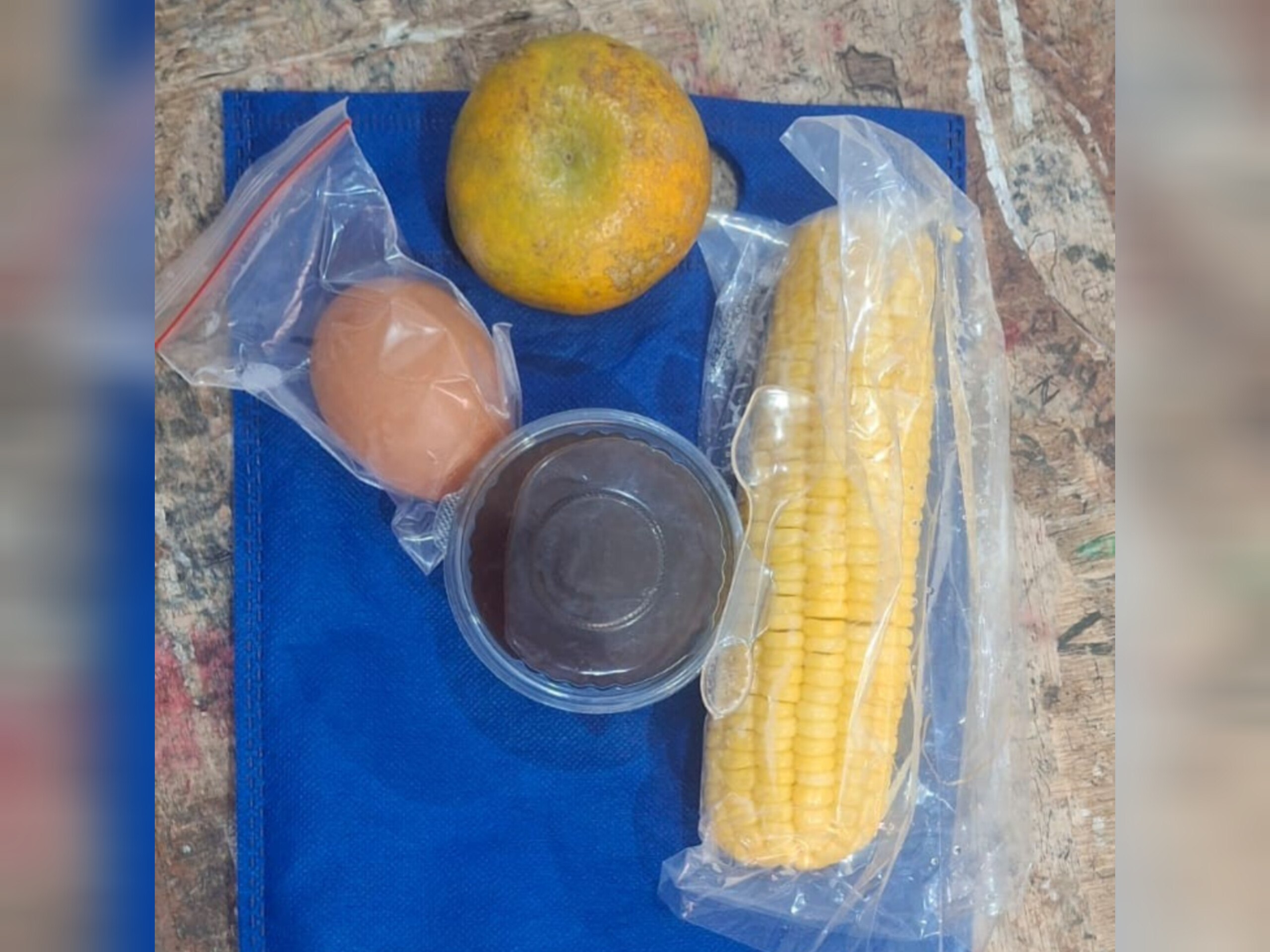 Distribusi 1.112 paket Makan Bergizi Gratis (MBG) berupa makanan kering kepada siswa SMP Negeri 1 Pematangsiantar saat Ramadan, dimonitor Bhabinkamtibmas Pardomuan Aipda Hardi N. Silalahi.