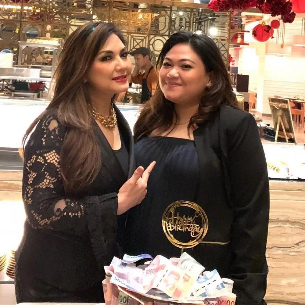 Penyanyi Nia Daniaty bersama putrinya. Aset Nia terancam disita terkait putusan ganti rugi Rp8,1 miliar dalam kasus penipuan CPNS bodong yang menyeret Olivia Nathania.