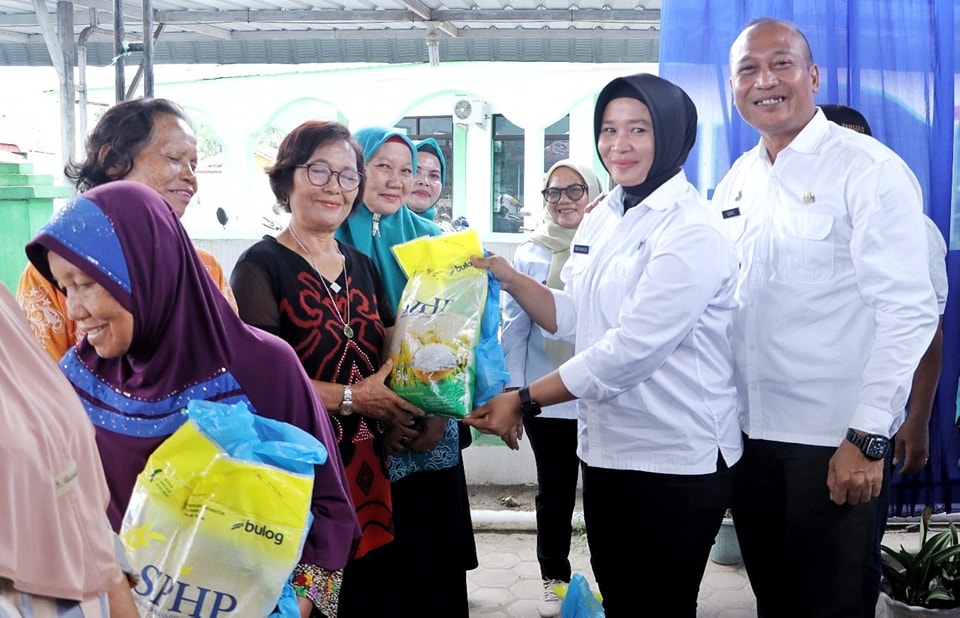 Masyarakat membeli kebutuhan pokok pada kegiatan pasar murah Ramadan yang digelar Pemkab Simalungun di salah satu kecamatan. 