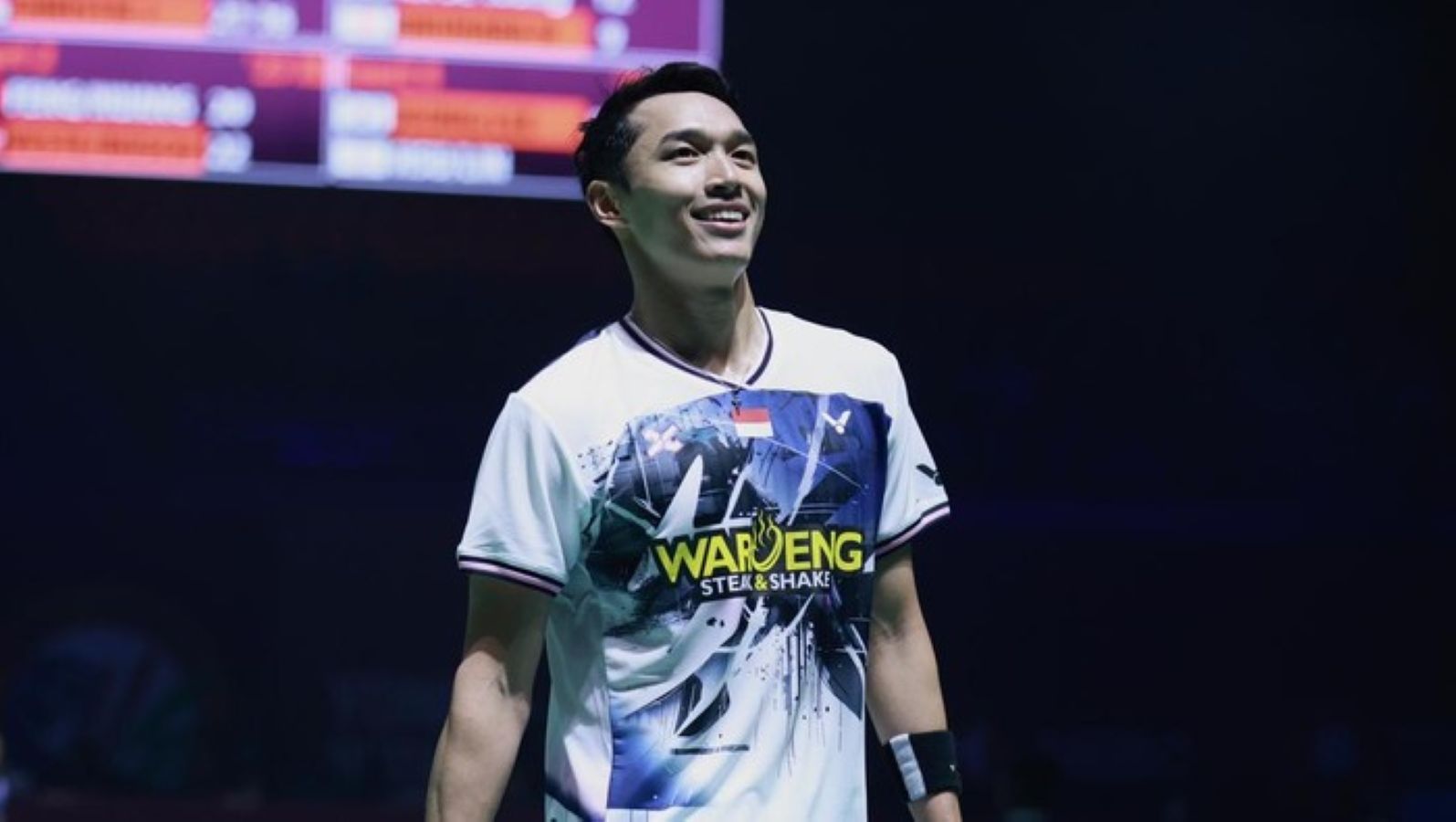 Pebulu tangkis tunggal putra Indonesia Jonatan Christie mengembalikan shuttlecock saat menghadapi Jia Heng Jason Teh pada babak pertama All England 2026 di Utilita Arena, Birmingham, Inggris. Jonatan 