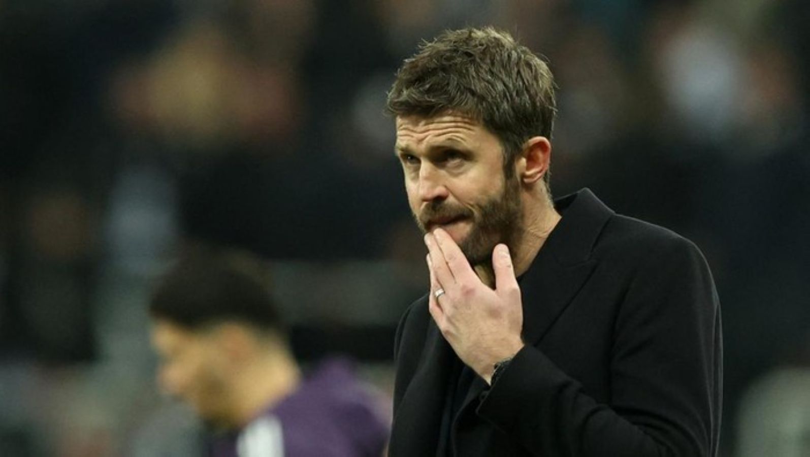 Pelatih Manchester United Michael Carrick memberikan instruksi kepada pemain saat menghadapi Newcastle United pada laga Premier League di St James' Park. 