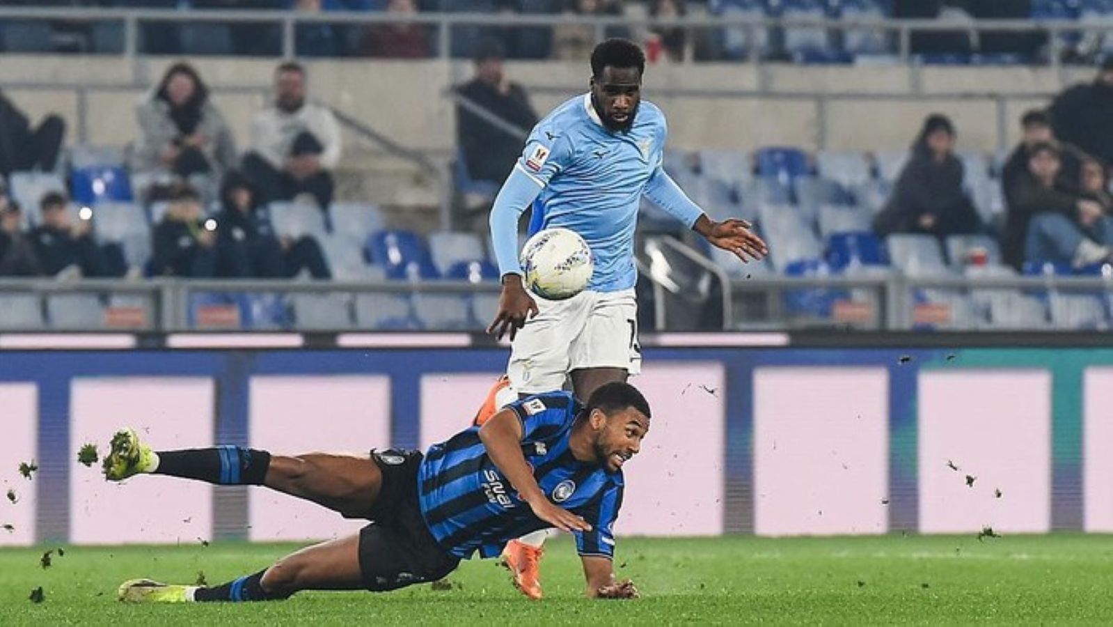 Pemain Lazio dan Atalanta berebut bola pada laga leg pertama semifinal Coppa Italia di Stadion Olimpico, Roma. Kedua tim bermain imbang 2-2 setelah gol menit akhir Yunus Musah.