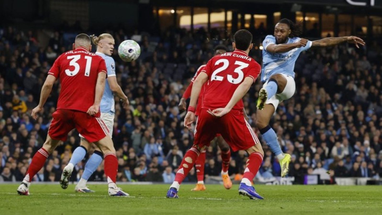 Pemain Manchester City Antoine Semenyo berusaha melewati pemain Nottingham Forest dalam laga Liga Inggris di Etihad Stadium. 