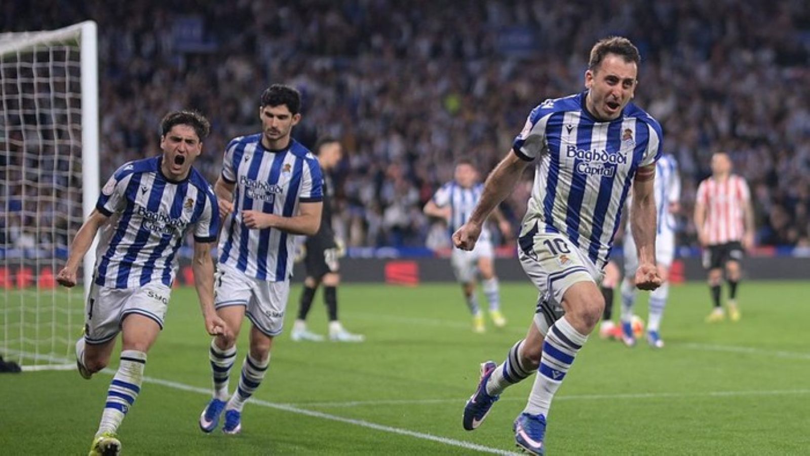 Pemain Real Sociedad merayakan gol penalti Mikel Oyarzabal ke gawang Athletic Bilbao pada semifinal Copa del Rey di Stadion Anoeta, San Sebastian. Gol tersebut memastikan Sociedad menang 1-0 dan lolos