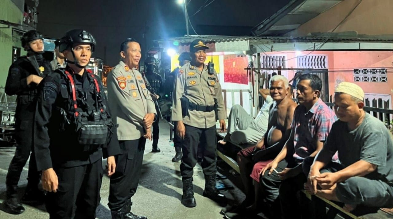 Personel Korps Brigade Mobil Polda Sumatera Utara melaksanakan patroli malam skala besar di kawasan Belawan untuk mengantisipasi gangguan keamanan dan ketertiban masyarakat.