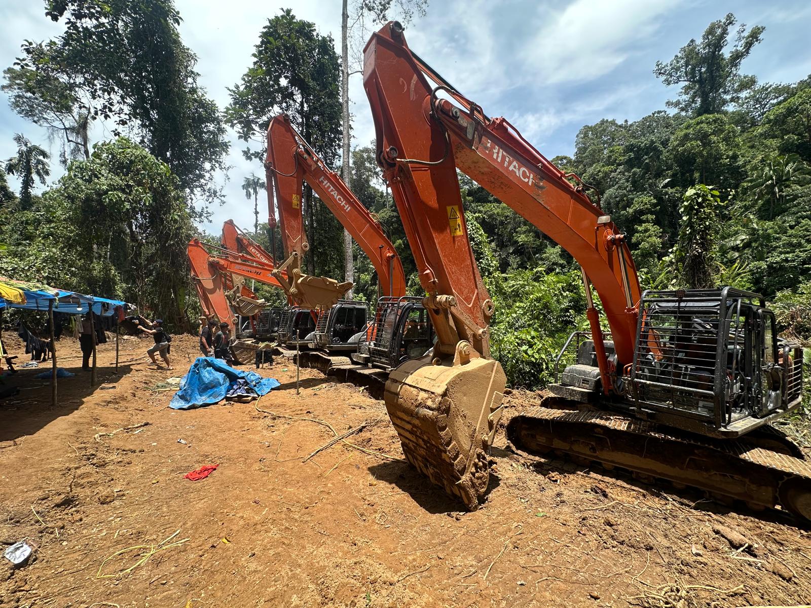 Personel gabungan Polda Sumatera Utara mengamankan ekskavator dalam operasi penindakan tambang emas ilegal di perbatasan Tapanuli Selatan&ndash;Mandailing Natal, Sumatera Utara.
