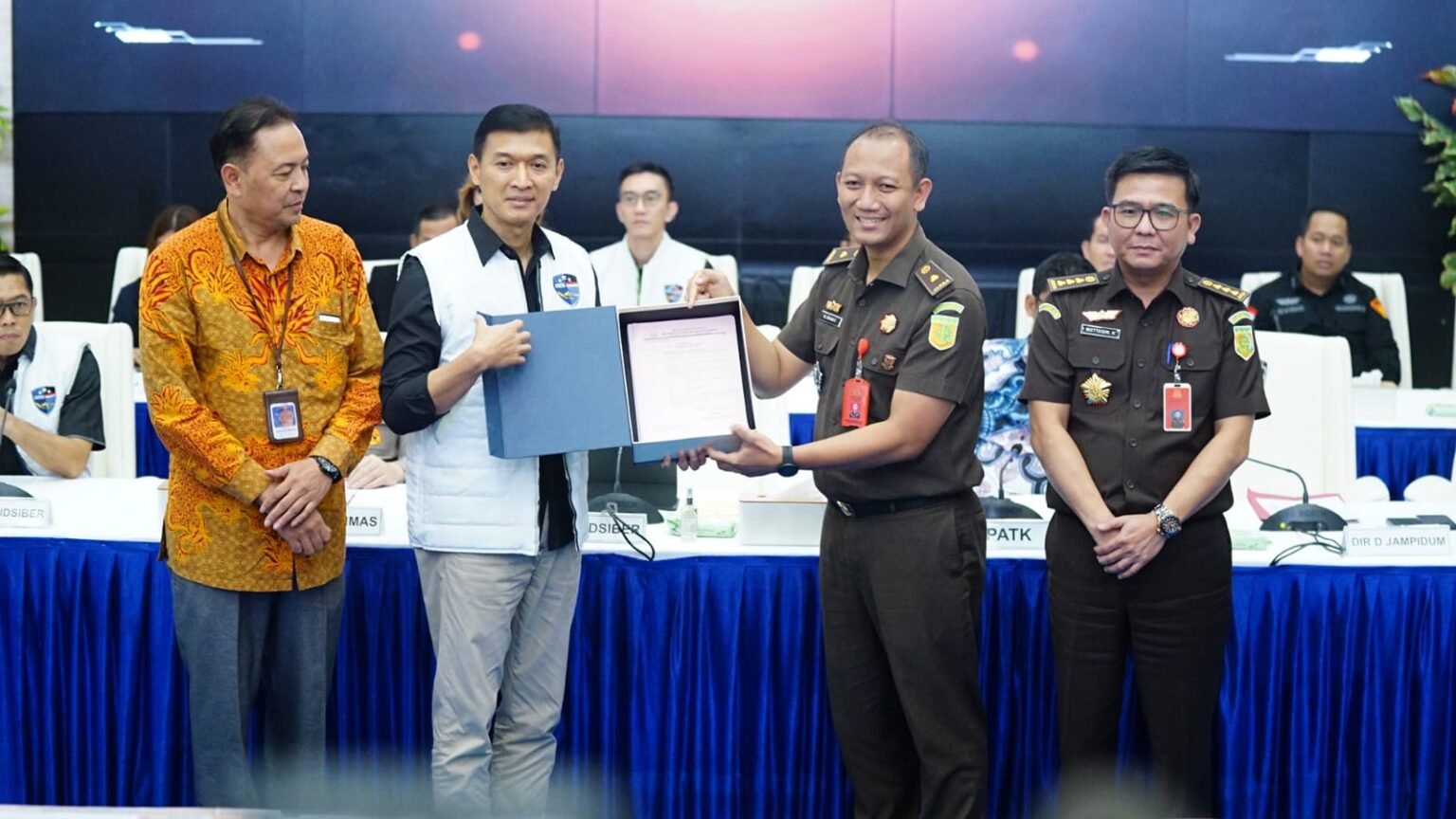 Petugas Bareskrim Polri menunjukkan barang bukti uang hasil tindak pidana pencucian uang dan judi online senilai Rp58,1 miliar yang diserahkan ke kas negara melalui Kejaksaan Agung. 