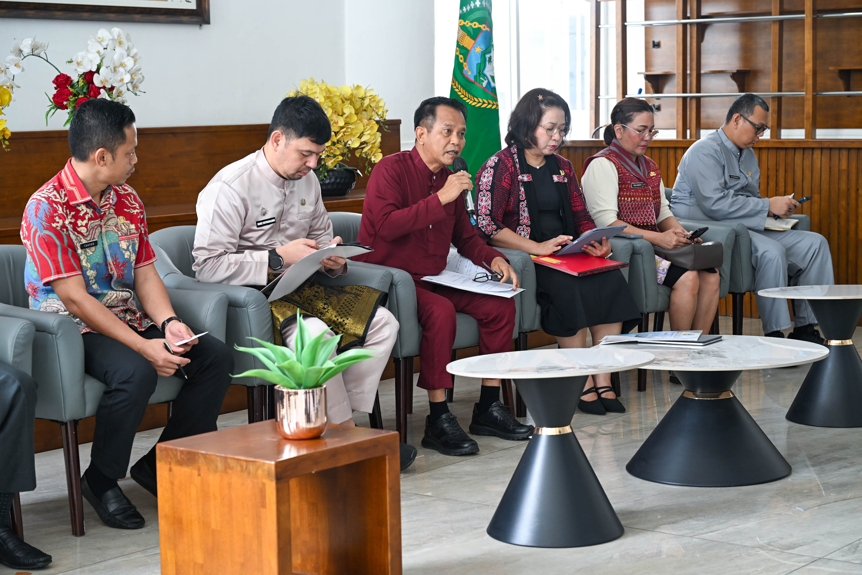 Kepala Badan Pendapatan Daerah Sumatera Utara Ardan Noor saat konferensi pers realisasi pendapatan daerah dan program peningkatan pajak di Lobby Dekranasda Kantor Gubernur Sumut, Medan, Kamis (5/3)