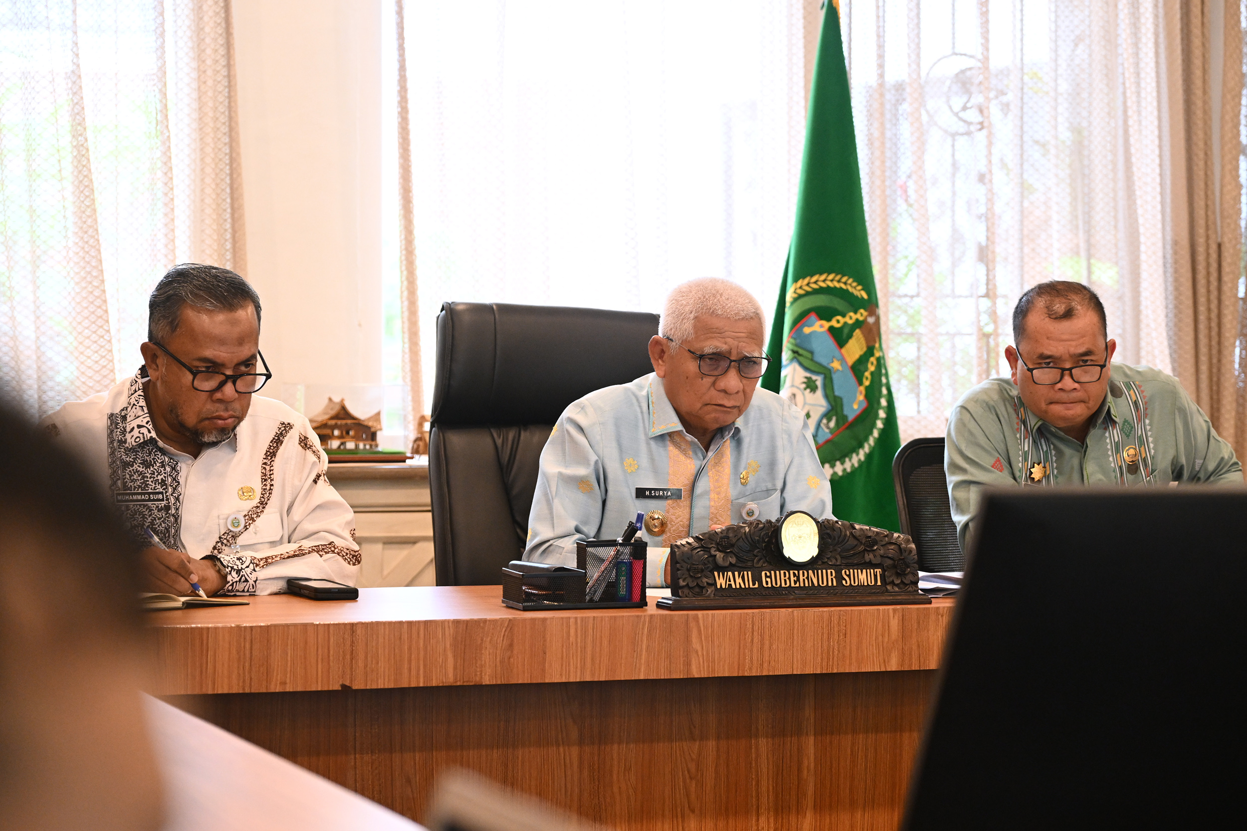 Wakil Gubernur Surya bersama jajaran OPD mengikuti rapat koordinasi sosialisasi penyesuaian TKD 2026 yang dipimpin Menteri Dalam Negeri Tito Karnavian secara daring dari Rumah Dinas Wakil Gubsu.