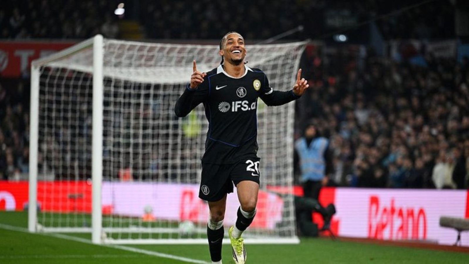 Striker Chelsea Joao Pedro merayakan gol saat menghadapi Aston Villa pada lanjutan Liga Inggris di Villa Park. Joao Pedro mencetak hat-trick dalam kemenangan 4-1 The Blues. 