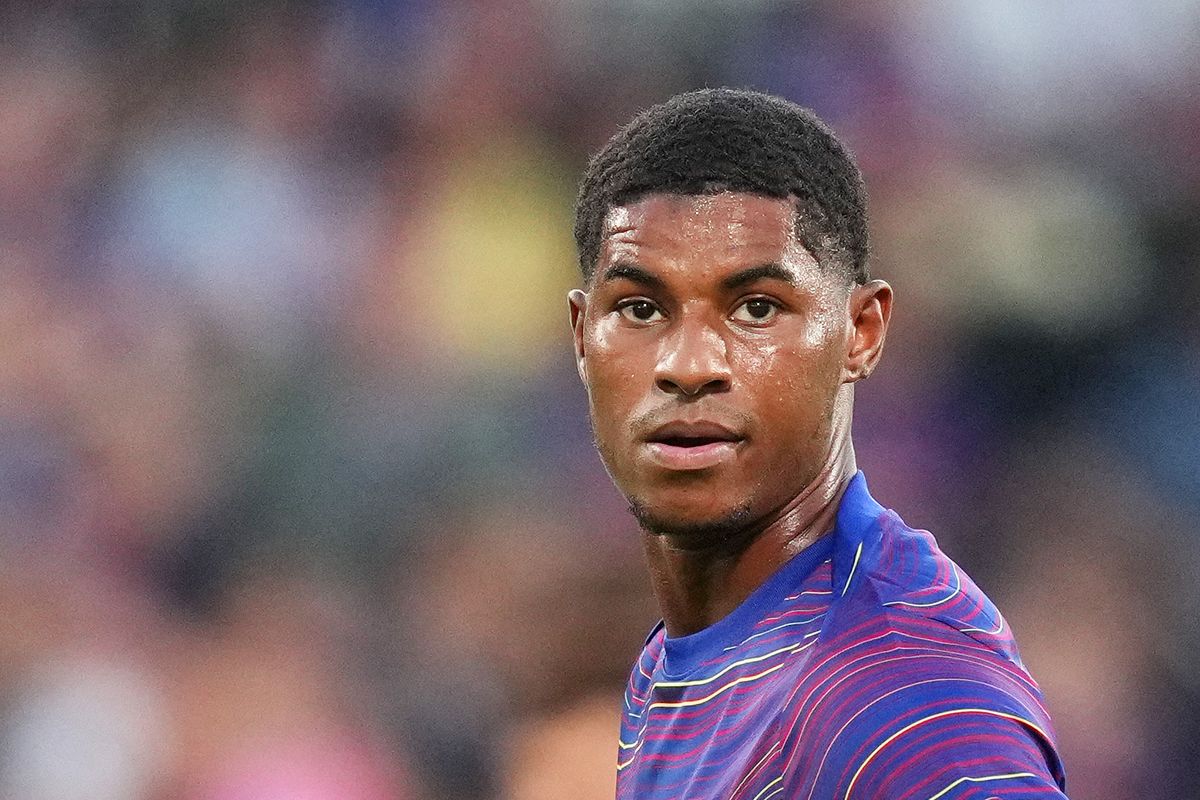 Striker Marcus Rashford saat membela Manchester United. MU berharap dapat meraih keuntungan dari potensi transfer pemain tersebut.