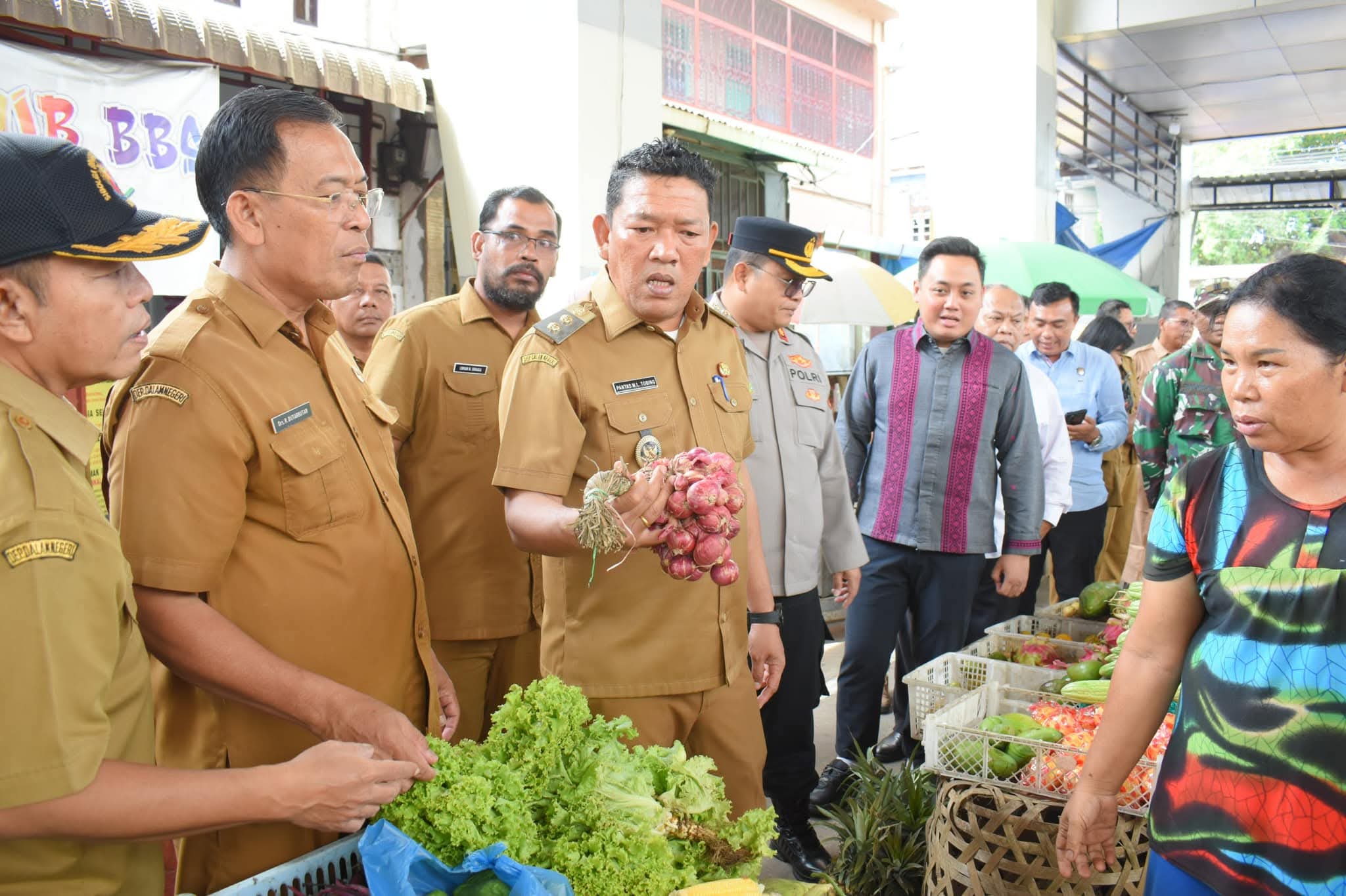 Wakil Wali Kota Sibolga Pantas Maruba Lumban Tobing bersama Forkopimda melakukan sidak harga sembako di pasar tradisional Kota Sibolga, Selasa (3/3/2026). Sidak dilakukan untuk memastikan stabilitas.