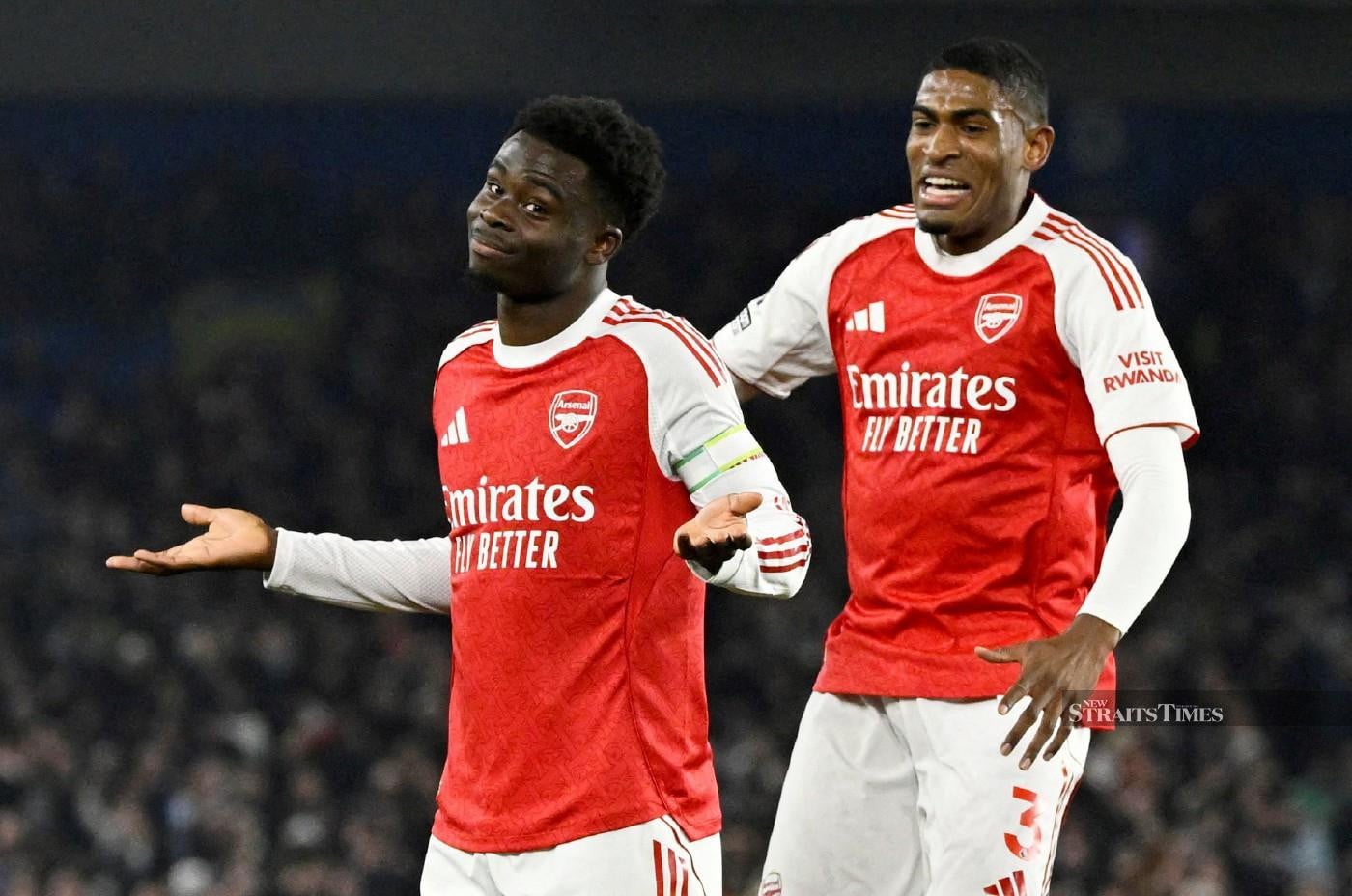 Bukayo Saka tak peduli kritik terhadap Arsenal. Ia menegaskan The Gunners hanya fokus menang dan mempertahankan puncak klasemen Liga Inggris.