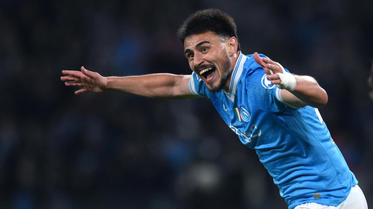 Eljif Elmas merayakan gol bersama Leonardo Spinazzola saat Napoli mengalahkan Torino 2-1 pada laga Serie A di Stadion Diego Armando Maradona.