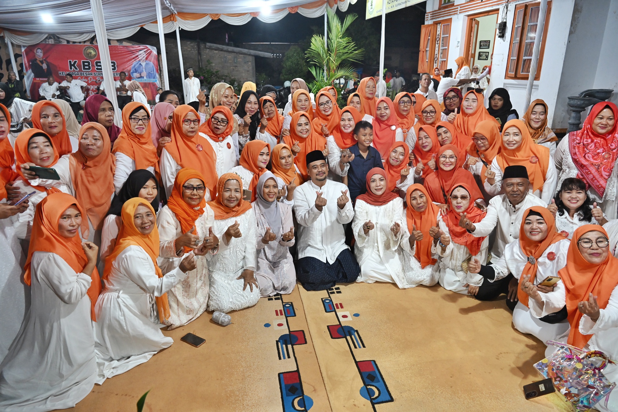 Gubernur Sumatera Utara Muhammad Bobby Afif Nasution didampingi Wakil Gubernur Sumut Surya saat melaksanakan Safari Ramadan dan menyerahkan bantuan hibah untuk Masjid Nurul Ikhwan di Kota Siantar.