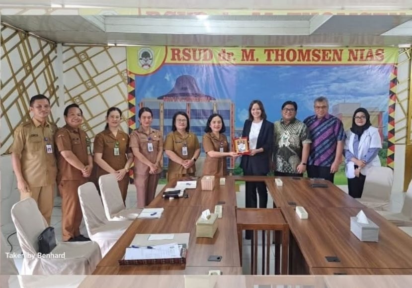 Direktur RSUD dr M Thomsen Nias, dr Noferlina Zebua, M.K.M didampingi pejabat struktural, menyerahkan cinderamata kepada residen dr. Trinidia Lubis, M.Ked(OG).