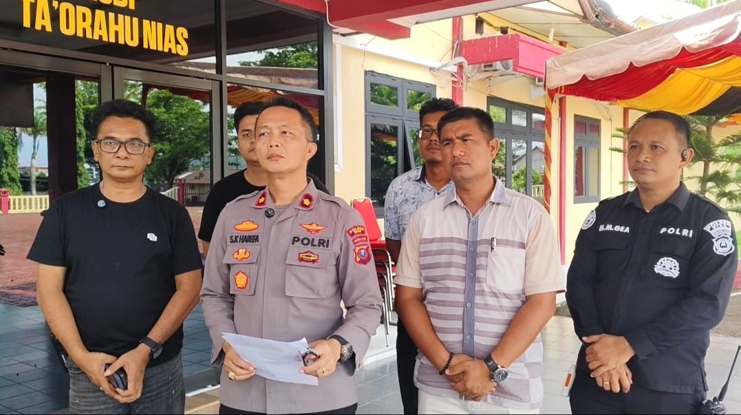 Wakapolres Nias, Kompol S.K Harefa didampingi Kasat Reskrim AKP Soni Zalukhu, SH (kanan), dan personil lainnya saat memberikan keterangan pers, teekait dua orang tersagka pemerasan.