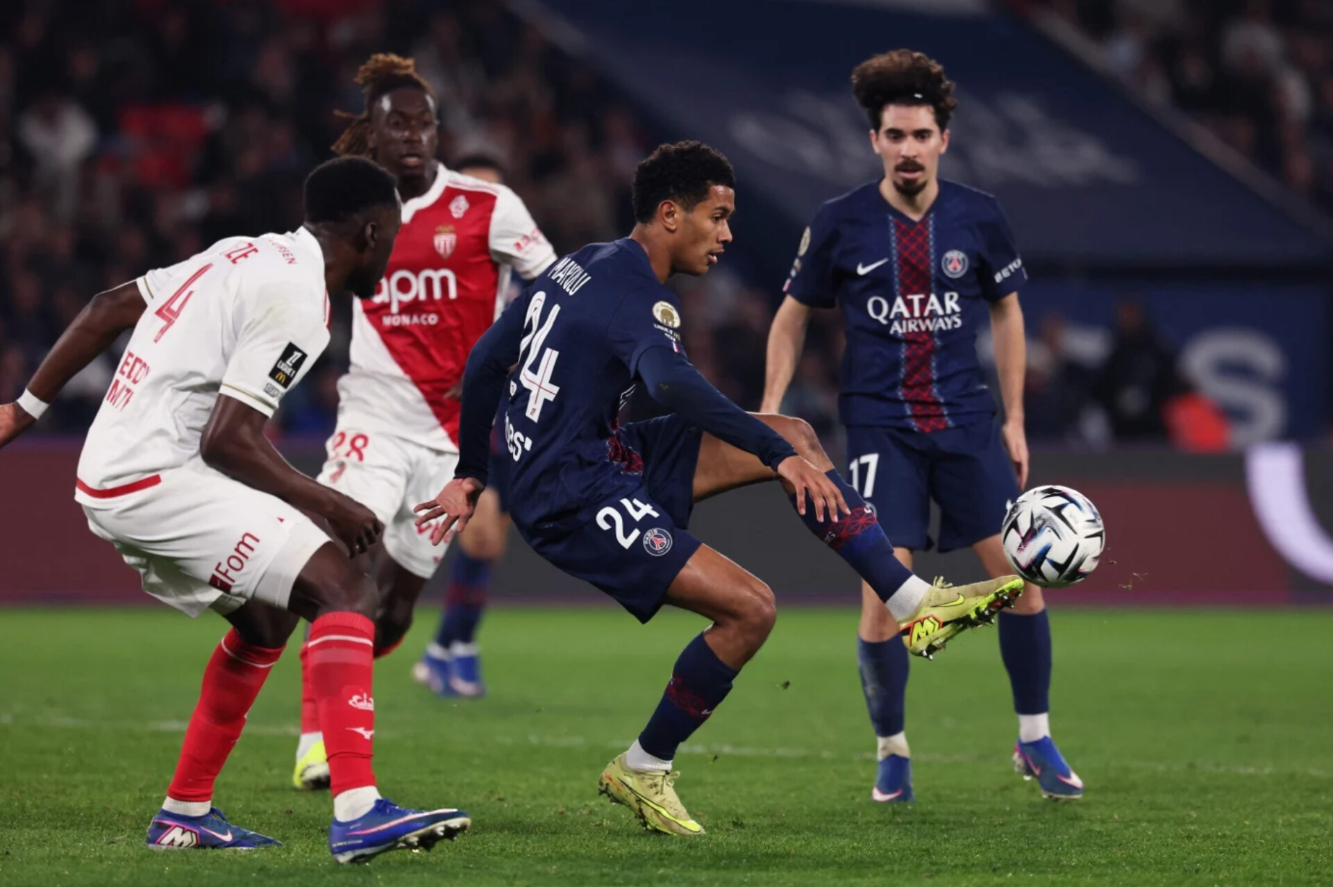 Pemain AS Monaco berebut bola dengan pemain Paris Saint-Germain dalam laga Ligue 1 di Parc des Princes yang berakhir 3-1.
