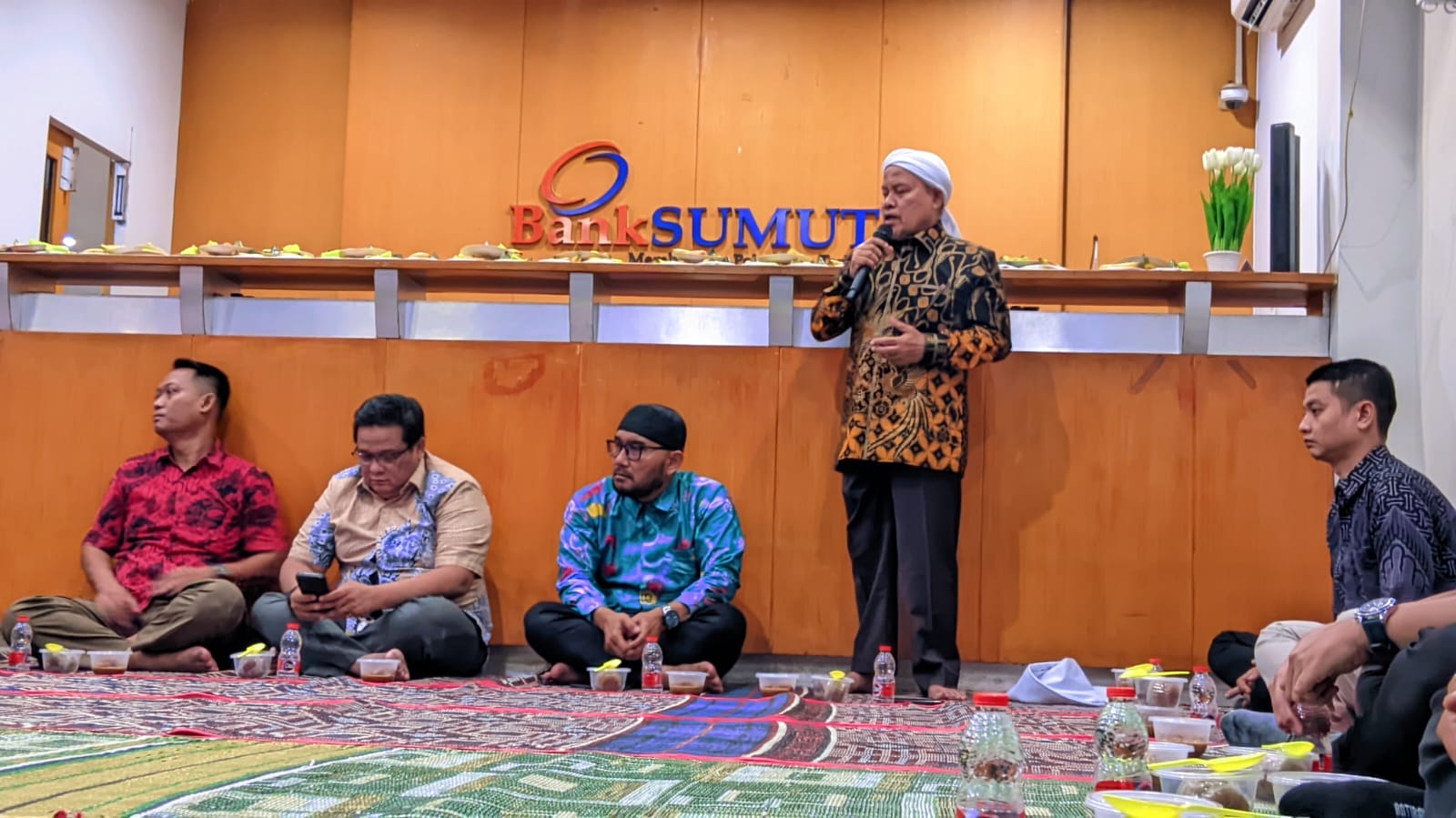 Pimpinan Pondok Pesantren Islamiyah Gunting Saga, H Tuan Hasan Maksum Tanjung memberikan tausiyah kepada para staf Bank Sumut Aek Kanopan.