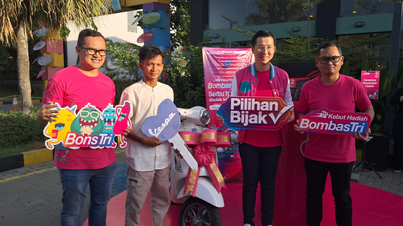 Buruh bangunan asal Kecamatan Galang, Deliserdang, Dony Setyawan (18), menerima hadiah sepeda motor Vespa LX 125 dari program BombasTri Indosat dalam acara penyerahan hadiah di Medan, Minggu (8/3).