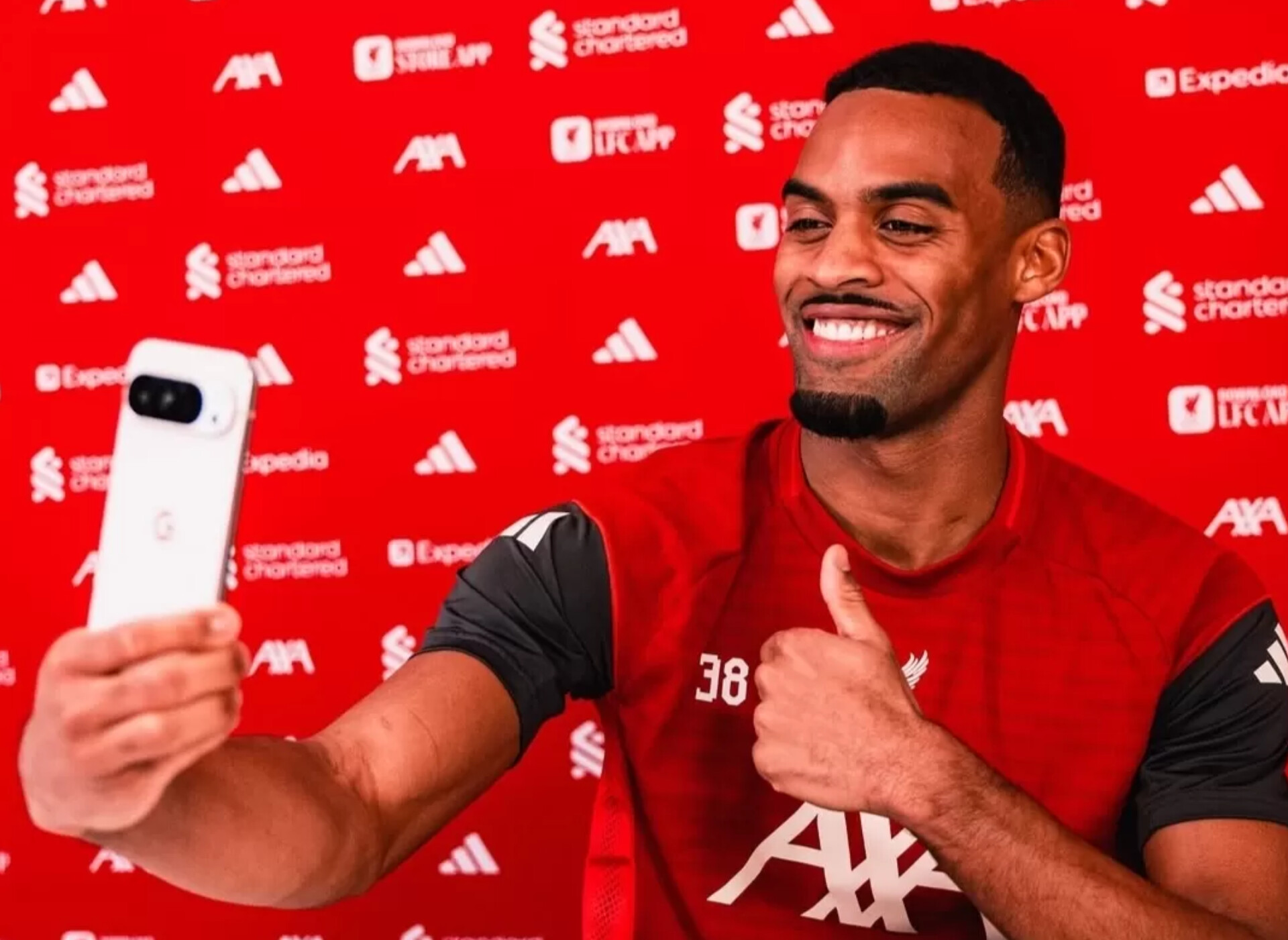 Ryan Gravenberch resmi memperpanjang kontrak bersama Liverpool FC dan disebut akan bertahan di Anfield hingga 2032.