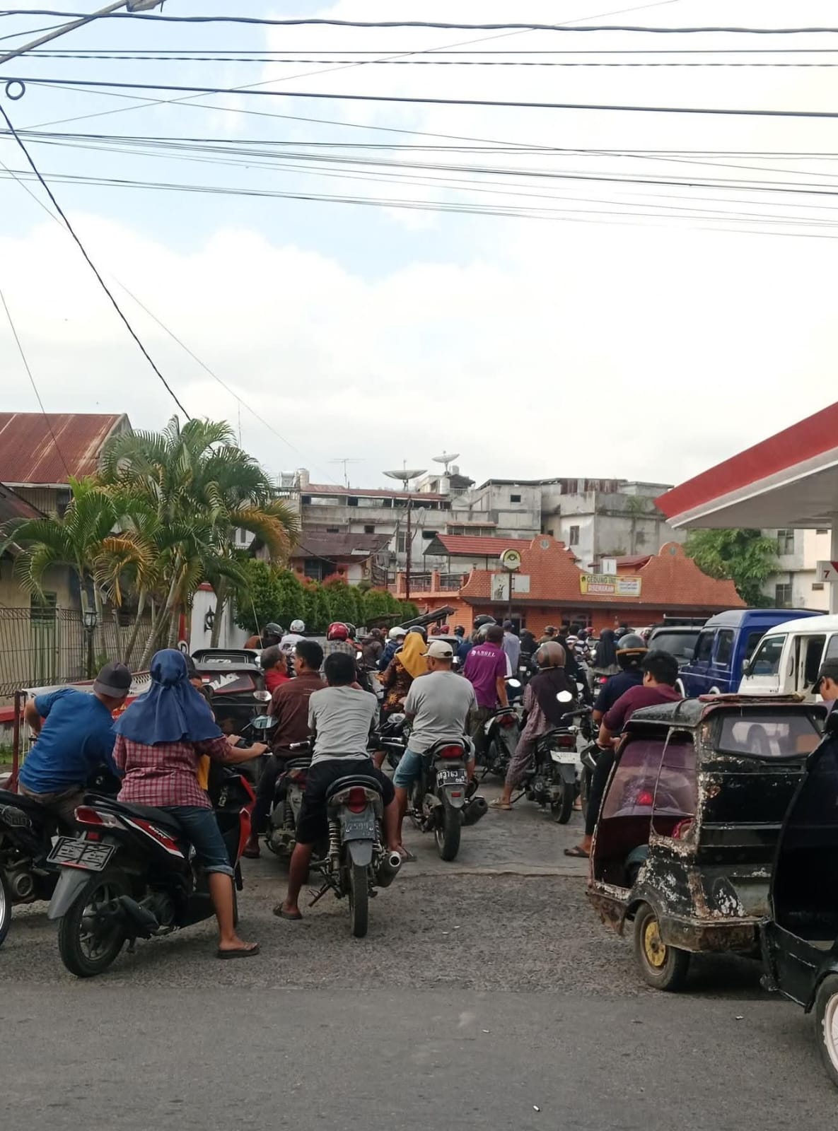 Antrean panjang kendaraan terlihat di salah satu SPBU di Kota Padangsidimpuan, Sumatera Utara, Minggu (7/3/2026). Antrean diduga dipicu kekhawatiran warga terhadap isu kelangkaan BBM.