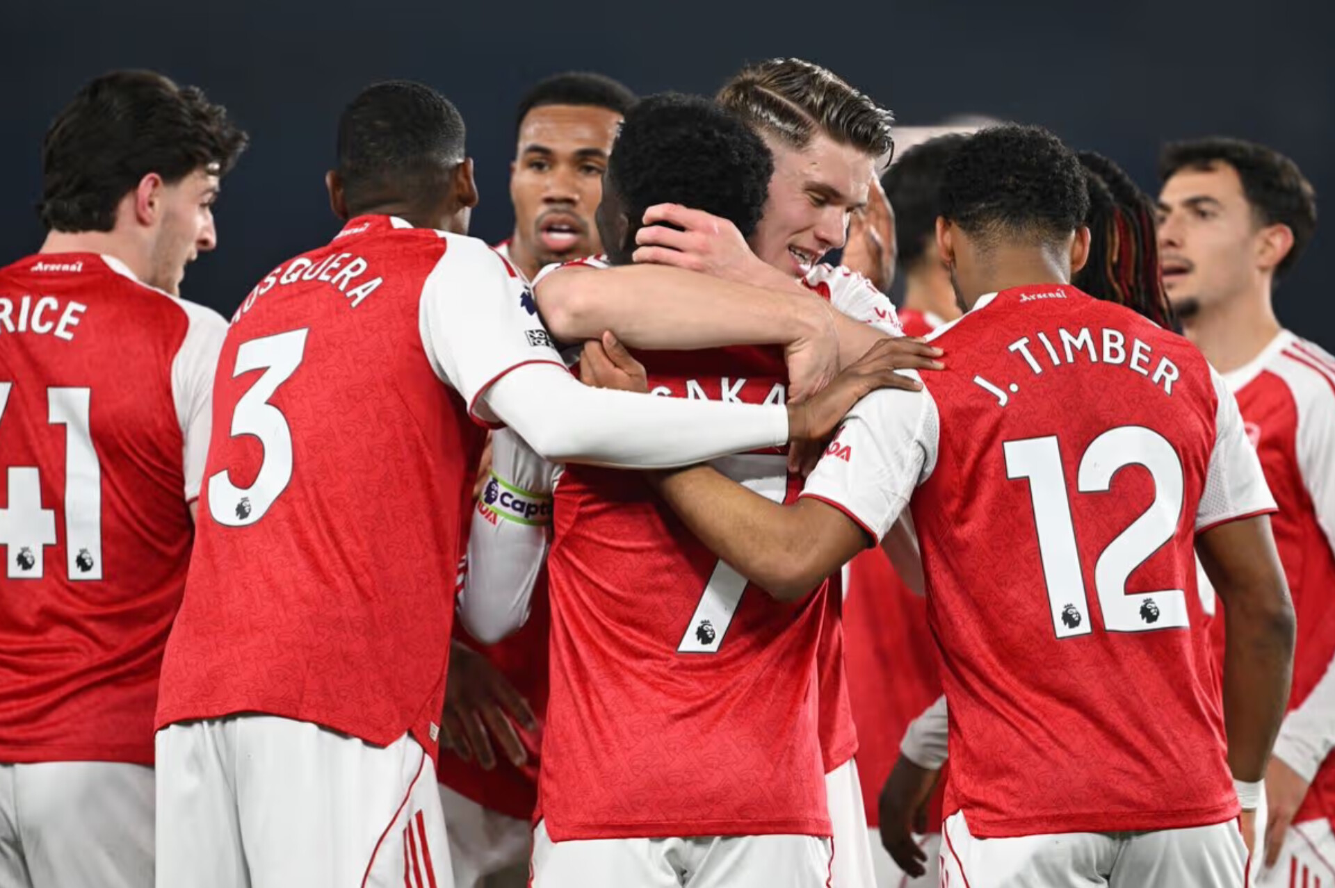 Para pemain Arsenal merayakan gol dalam sebuah pertandingan. The Gunners masih berpeluang meraih empat gelar musim ini di berbagai kompetisi.